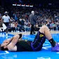 Base esloveno dos Lakers após se ter lesionado contra os Thunder