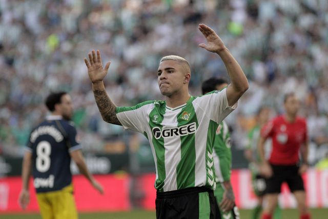 Jogadores do Betis frustrados com o empate caseiro