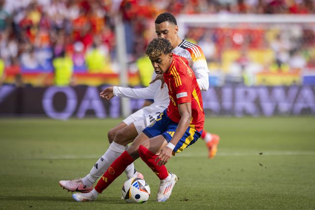 Musiala e Lamine Yamal durante um duelo entre Alemanha e Espanha