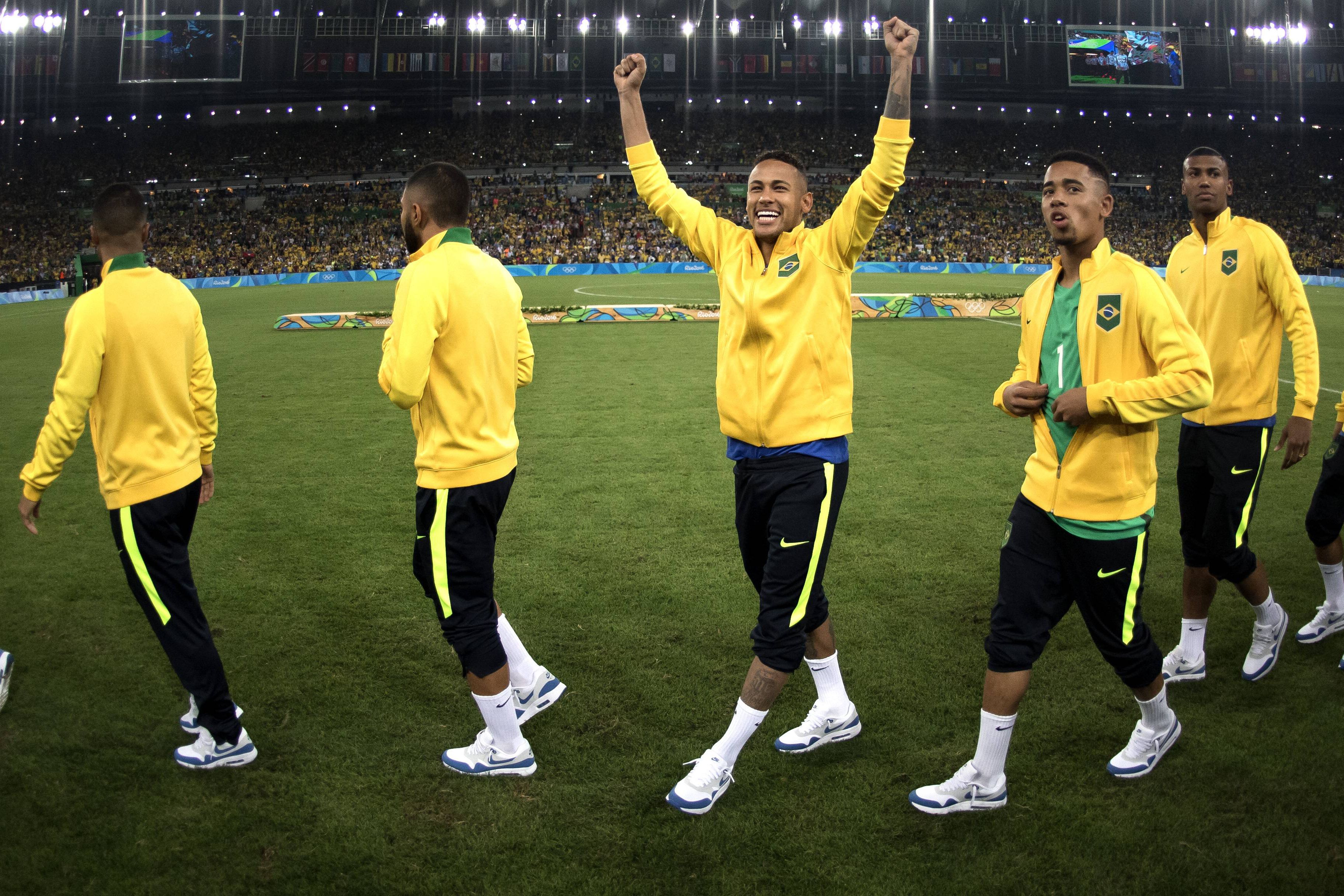 Neymar não passa, aos 34 anos, de uma criança mimada. Daquelas que faz birras se não comer o bolo, o chocolate e o gelado — Foto: IMAGO