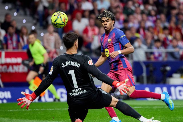 Yamal a picar a bola por cima de Musso - Foto: Imago