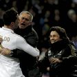 José Mourinho abraçando Cristiano Ronaldo no Real Madrid, em 2011/12 - Foto: IMAGO