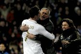José Mourinho abraçando Cristiano Ronaldo no Real Madrid, em 2011/12 - Foto: IMAGO