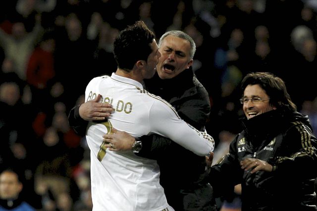 José Mourinho abraçando Cristiano Ronaldo no Real Madrid, em 2011/12 - Foto: IMAGO