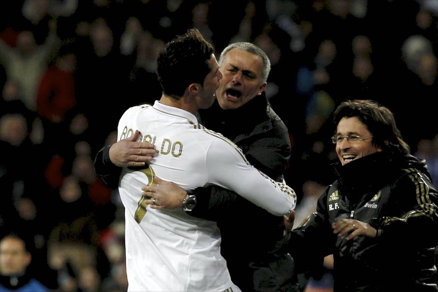 José Mourinho abraçando Cristiano Ronaldo no Real Madrid, em 2011/12 - Foto: IMAGO