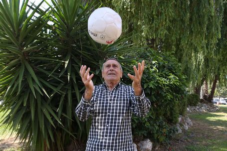 Mário Lino mantém, aos 89 anos, uma paixão intocável pelo futebol (Foto A BOLA)