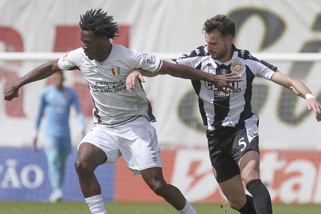 Nacional-Estrela da Amadora: madeirenses alargam a vantagem