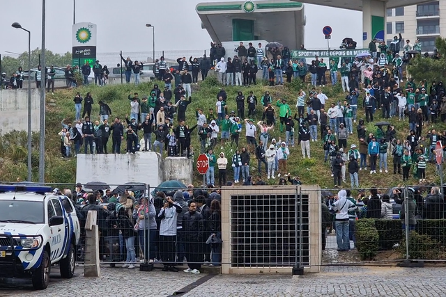 Adeptos aguardam em festa chegada da equipa do Sporting