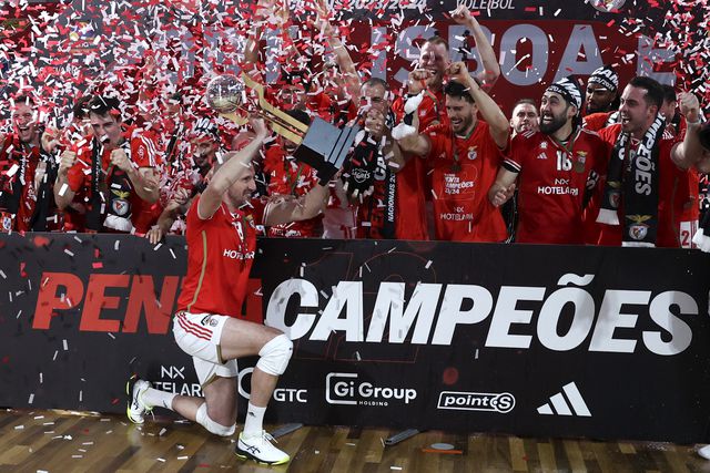 Benfica vence Sporting na 'negra' para vencer pentacampeonato