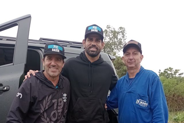 Vídeo: Diego Costa cede motas de água para ajudar vítimas das cheias no Rio Grande do Sul