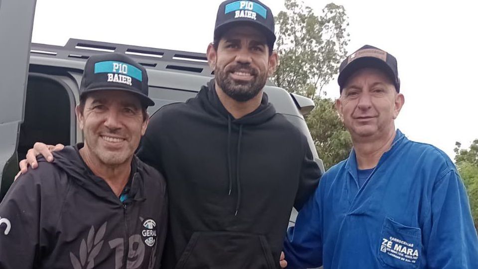 Vídeo: Diego Costa cede motas de água para ajudar vítimas das cheias no Rio Grande do Sul