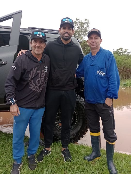 Diego Costa cede motas de água para ajudar vítimas das cheias no Rio Grande do Sul