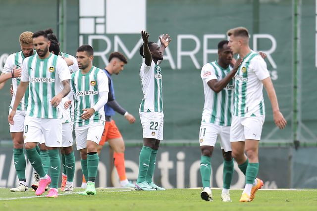 Arcos de triunfo com sabor a manutenção (crónica)