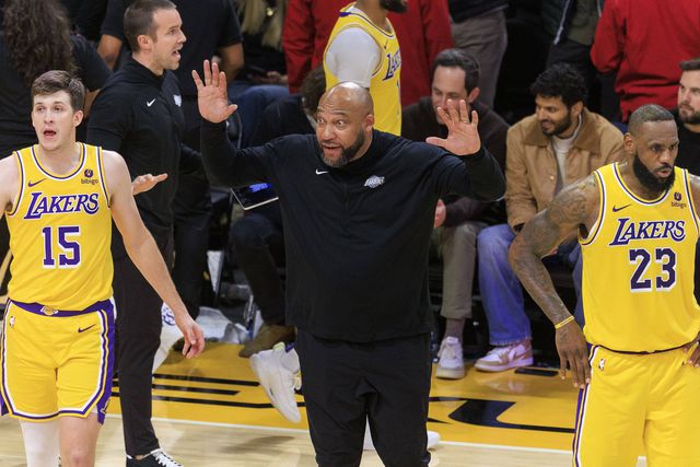 LA Lakers despedem treinador