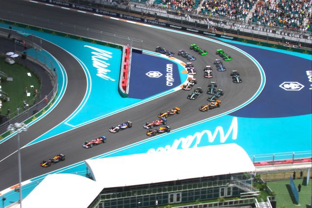 VÍDEO: Norris e Stroll desistem após caótico arranque de corrida