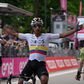 Equatoriano Jhonatan Narváez é o primeiro camisola rosa do Giro