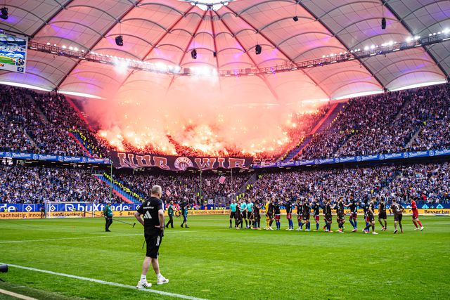 Vídeos: Hamburgo adia a festa de subida do mega-rival St. Pauli