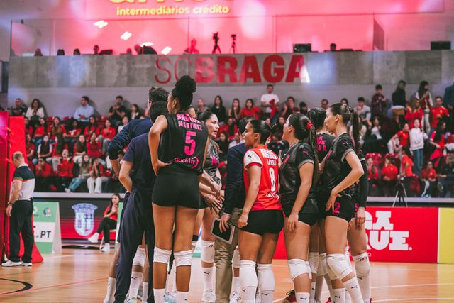 Jogo entre o SC Braga e o Benfica na final do play-off de voleibol feminino 2024-25. Foto SC Braga