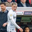Xabi Alonso e Florian Wirtz desapontados durante o jogo do Leverkusen no qual perderam o título