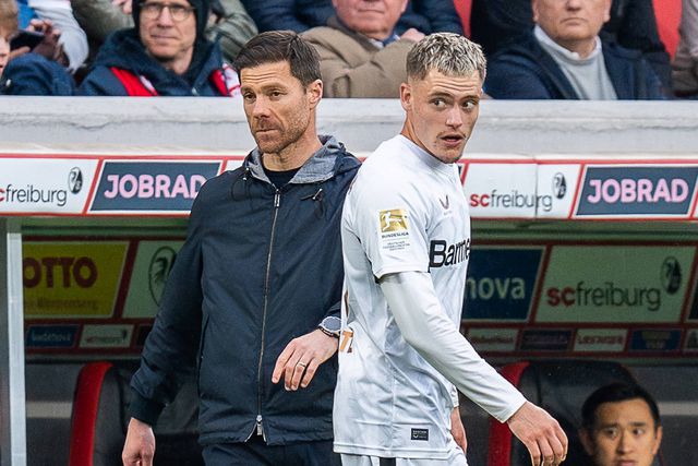 Xabi Alonso e Florian Wirtz desapontados durante o jogo do Leverkusen no qual perderam o título