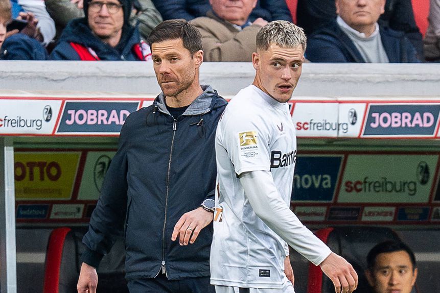 Xabi Alonso e Florian Wirtz desapontados durante o jogo do Leverkusen no qual perderam o título