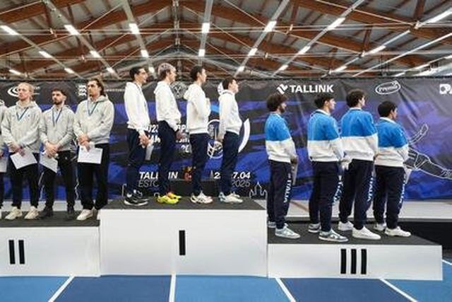 Recusaram virar-se para bandeira de Israel e foram expulsos da equipa olímpica