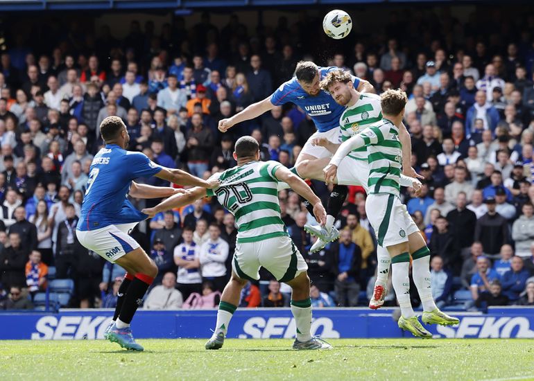 Empate no Old Firm e garrafas de vidro no relvado