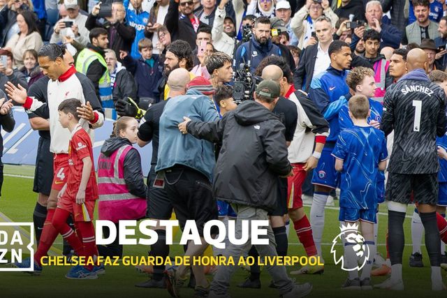Liverpool recebe guarda de honra antes do duelo com o Chelsea (vídeo)