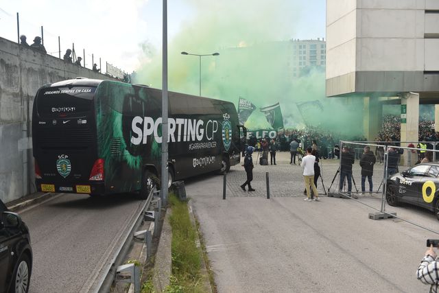As imagens arrepiantes da chegada do autocarro do Sporting