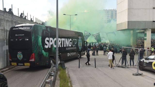 As imagens arrepiantes da chegada do autocarro do Sporting