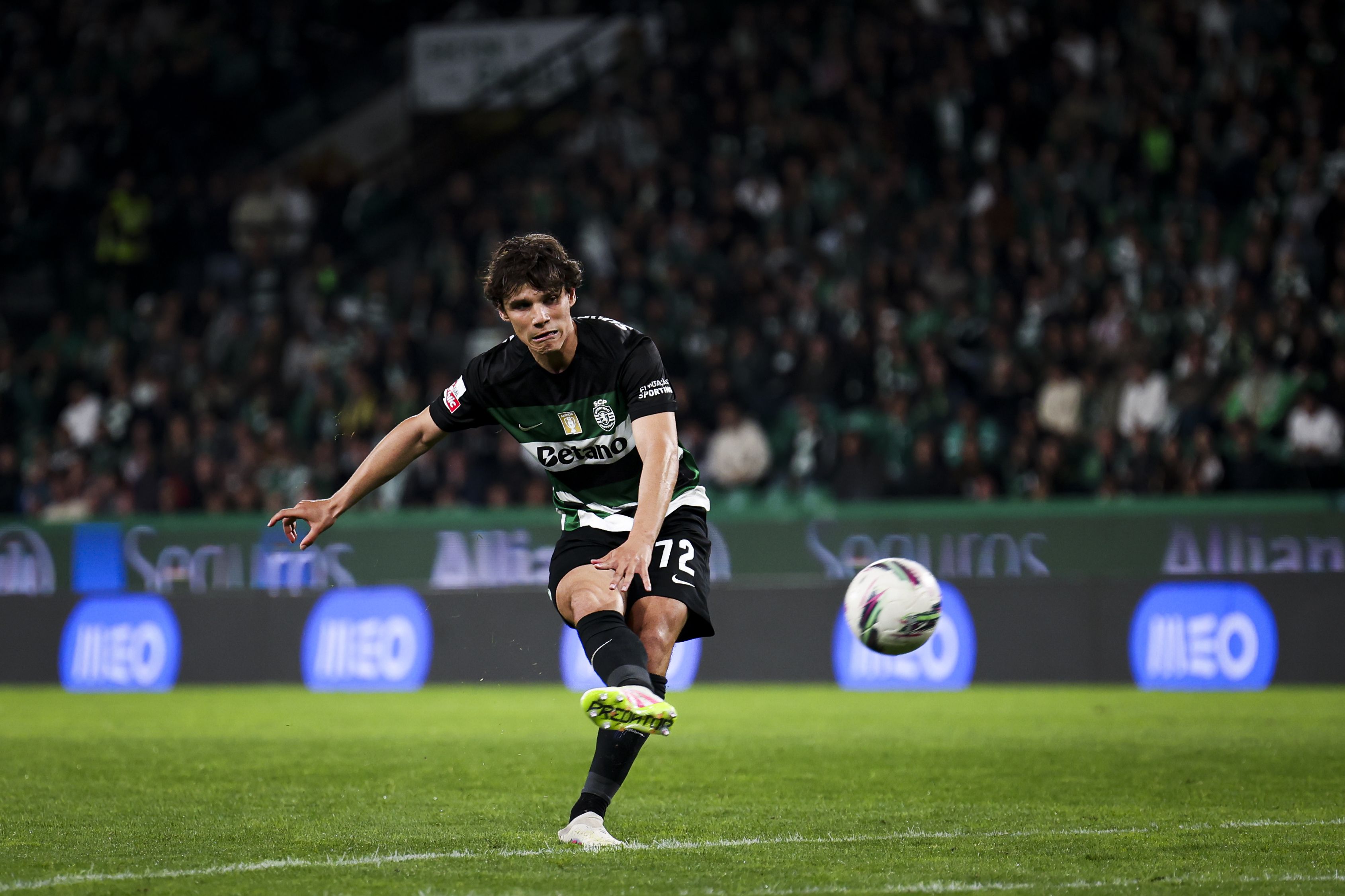 Eduardo Quaresma remata para a vitória