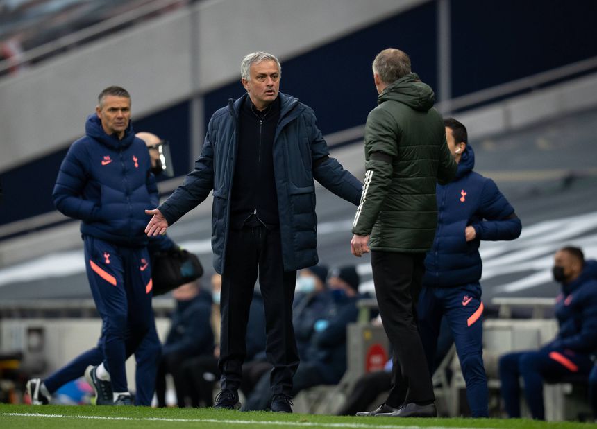 Mourinho e Solskjaer num Tottenham-Manchester United em abril de 2021