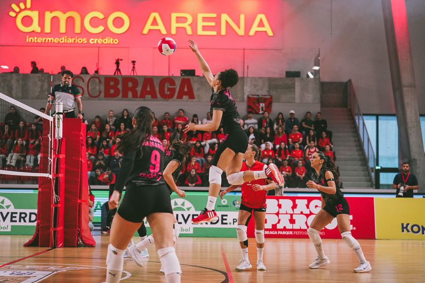 Jogo entre o SC Braga e o Benfica na final do play-off de voleibol feminino 2024-25. Foto SC Braga