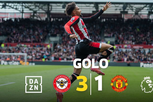 Man. United deixou três homens sozinhos ao segundo poste... (vídeo)