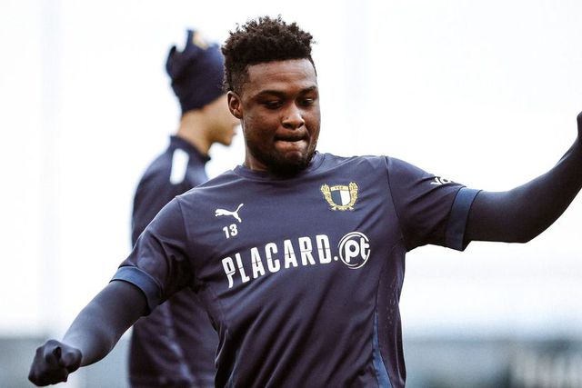 Lateral-esquerdo angolano foi expulso diante do Farense e vai falhar duelo com o Santa Clara (Foto: Famalicão)