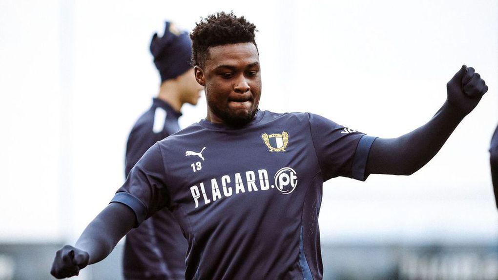 Lateral-esquerdo angolano foi expulso diante do Farense e vai falhar duelo com o Santa Clara (Foto: Famalicão)