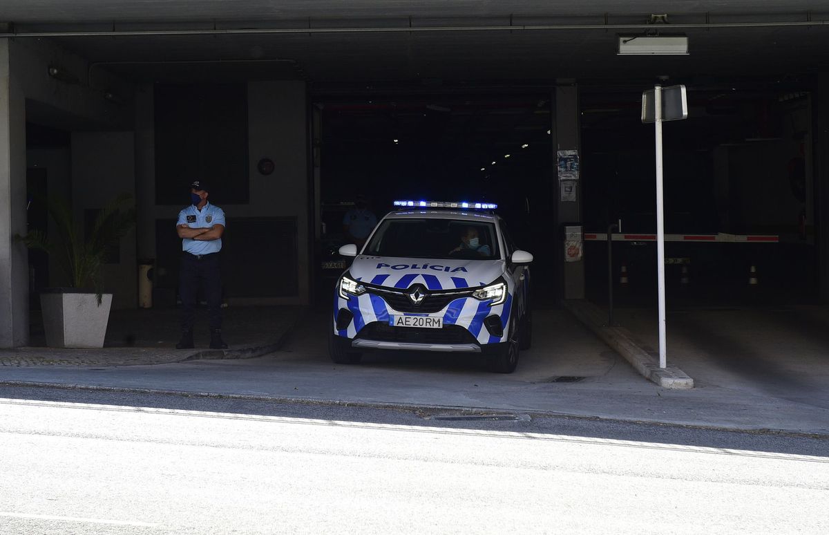 Homem de 24 anos baleado à porta de bar no Porto