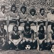 Imagem da equipa do Benfica campeã em 1974/1975. Em cima, da esquerda para a direita: Nené, Toni, Vítor Batista, Diamantino, Simões, Pavic (treinador) e Moinhos; em baixo pela mesma ordem: Messias, Artur, Humberto Coelho, Barros e Bento