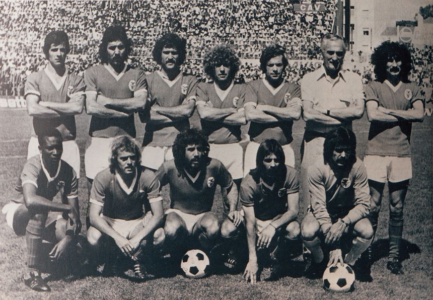 Imagem da equipa do Benfica campeã em 1974/1975. Em cima, da esquerda para a direita: Nené, Toni, Vítor Batista, Diamantino, Simões, Pavic (treinador) e Moinhos; em baixo pela mesma ordem: Messias, Artur, Humberto Coelho, Barros e Bento