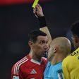 Di María encosta a cara à do árbitro Luís Godinho, que lhe exibe o cartão amarelo, durante o Benfica-SC Braga da Liga Portugal Betclic