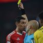Di María encosta a cara à do árbitro Luís Godinho, que lhe exibe o cartão amarelo, durante o Benfica-SC Braga da Liga Portugal Betclic