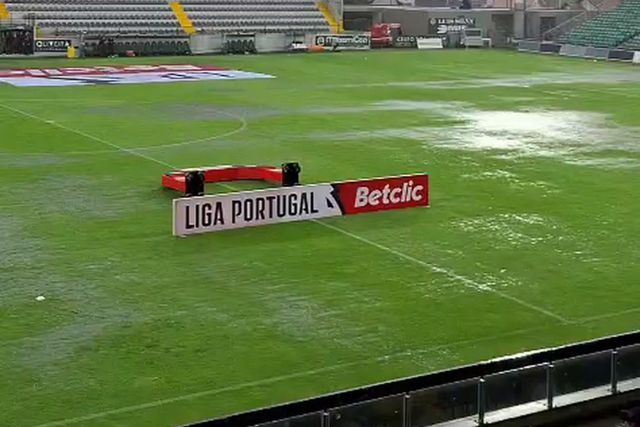 Rio Ave-Estrela da Amadora atrasado devido à chuva