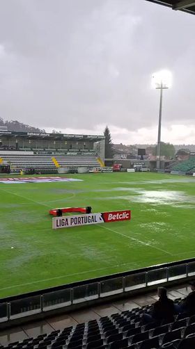 Rio Ave-Estrela da Amadora atrasado devido à chuva