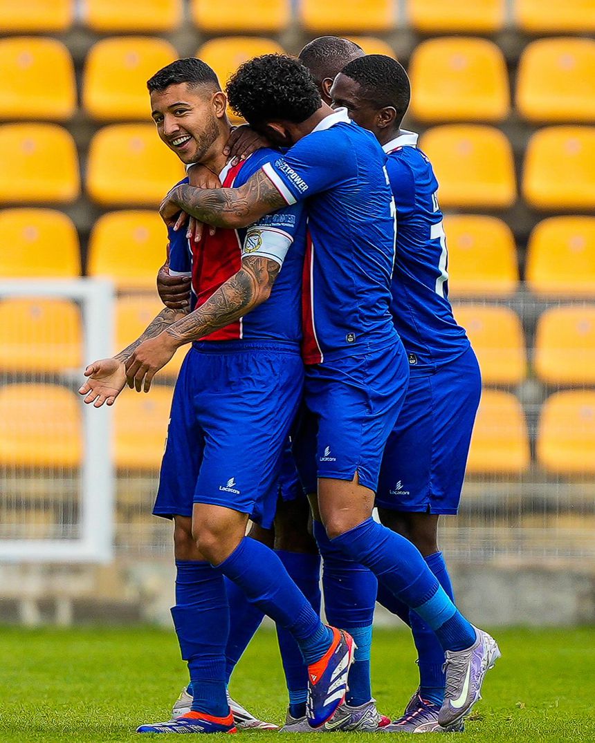 Capitão Pedro Bicalho festeja golo do Alverca ao Paços de Ferreira