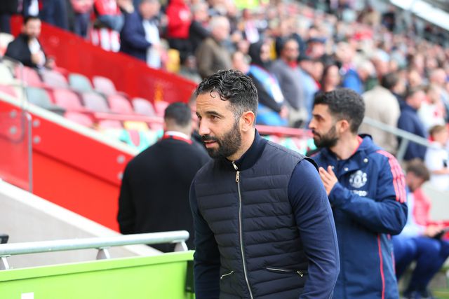 Ruben Amorim, treinador do Manchester United, à frente de Carlos Fernandes, seu adjunto