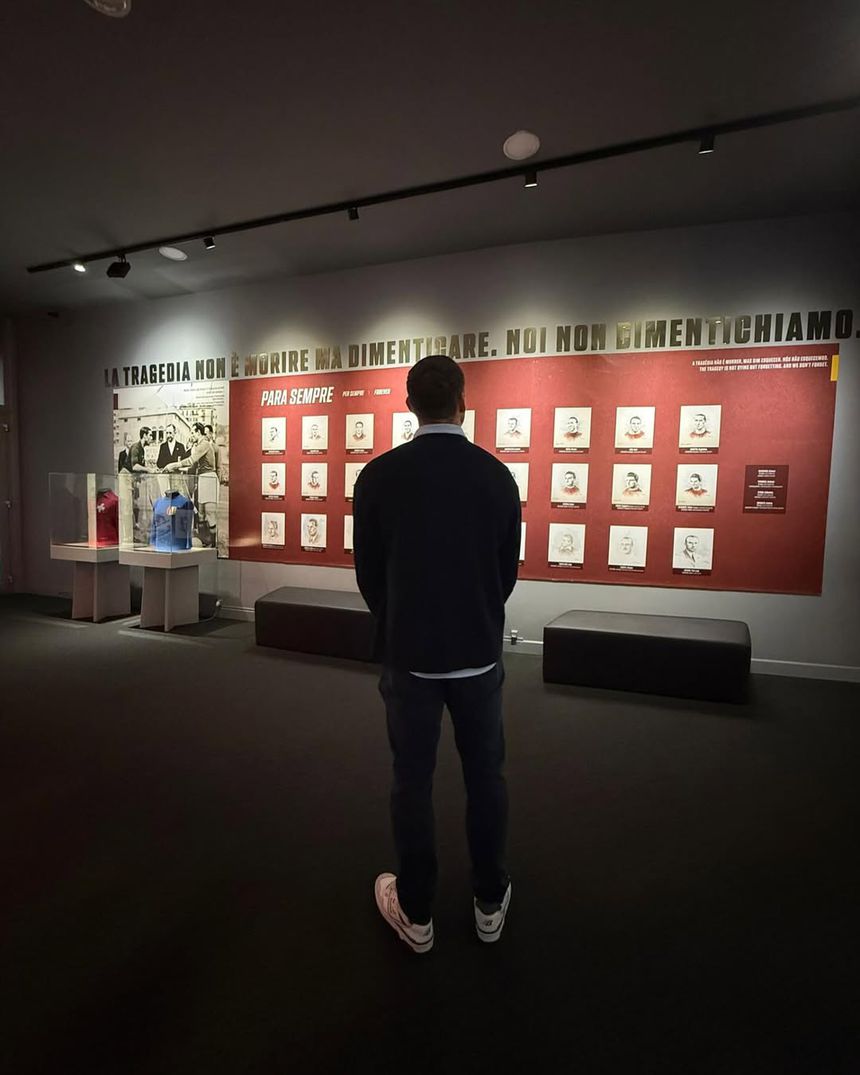 Belotti em frente às imagens das vítimas da tragégia de Superga