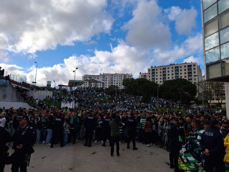 Milhares de sportinguistas já estão à espera da equipa em Alvalade