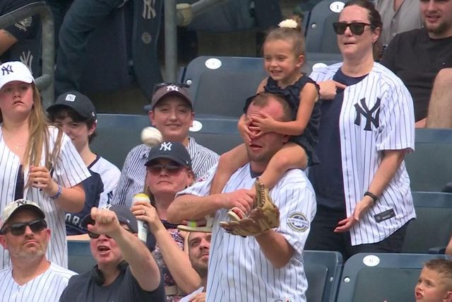 Adepto apanha bola de basebol com... os olhos tapados!