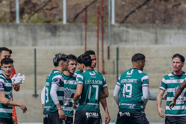 Jogadores do Cilhã juntos antes de um jogo da equipa na Liga 3
