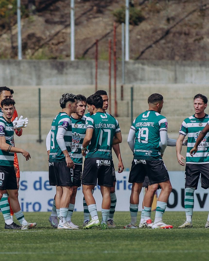 Jogadores do Cilhã juntos antes de um jogo da equipa na Liga 3